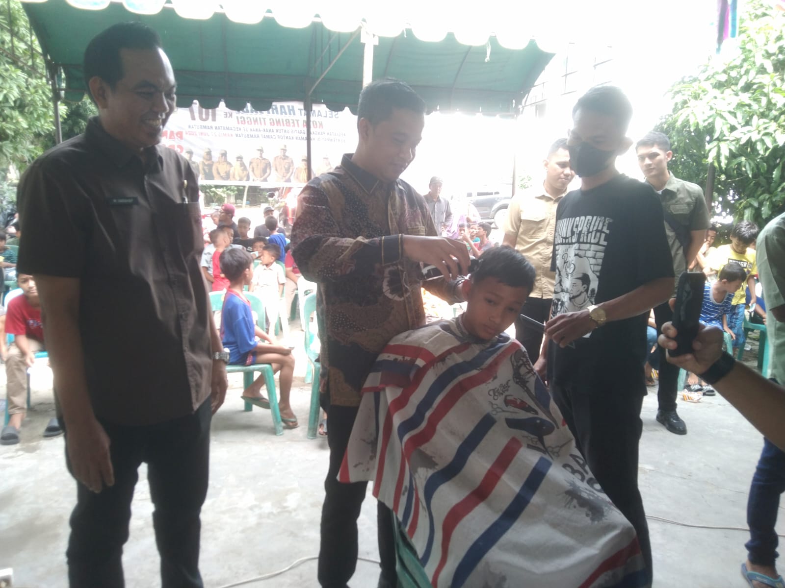 Dalam Rangka Hari Jadi Kota Tebingtinggi Yang Ke 107 Kecamatan Rambutan Melaksanakan Pangkas Rambut Bocah